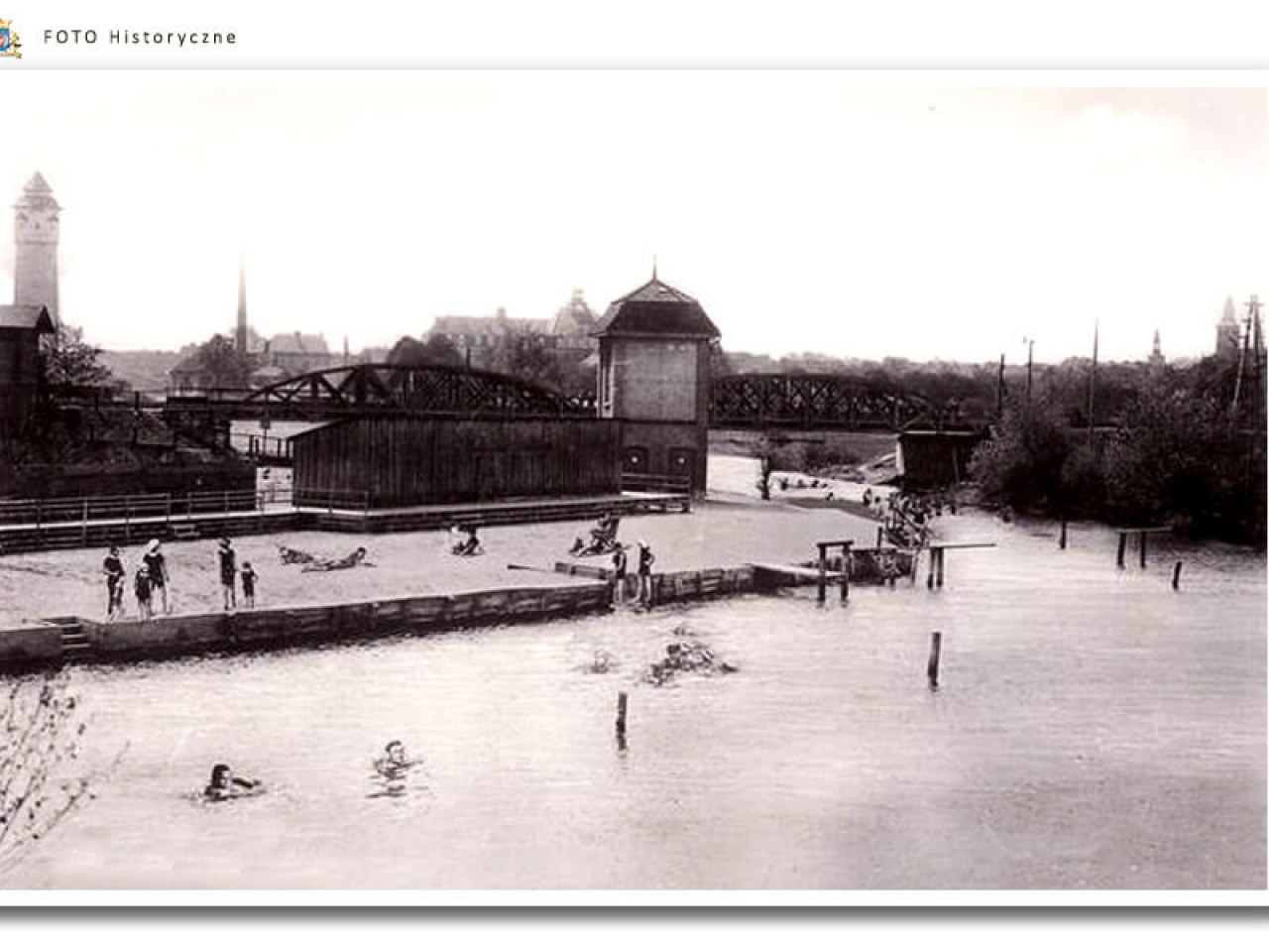 Meseritz - Międzyrzecz - Kąpielisko na rzece Obra Miejskie kąpielisko znajdowało się za wiaduktem kolejowym na wysokości obecnego osiedla Piastowskiego. W okresie międzywojennym Obra była tak czysta, ze latem wielu mieszkańców Międzyrzecza korzystało w uroków kąpieli w tej rzece.
