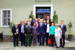 Wspólne, pamiątkowe zdjęcie uczestników spotkania z wicepremierem Jarosławem gowinem na schodach Muzeum Ziemi Międzyrzeckiej