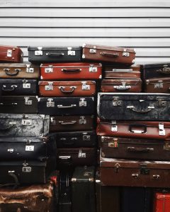 Z wakacyjną walizką do samolotu. Ile zapłacimy za bagaż rejestrowany w tanich liniach lotniczych?