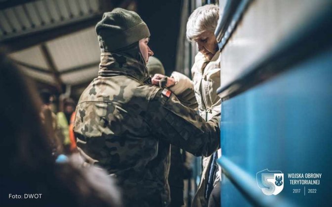żołnierze wot pomagają ukraińcom 05