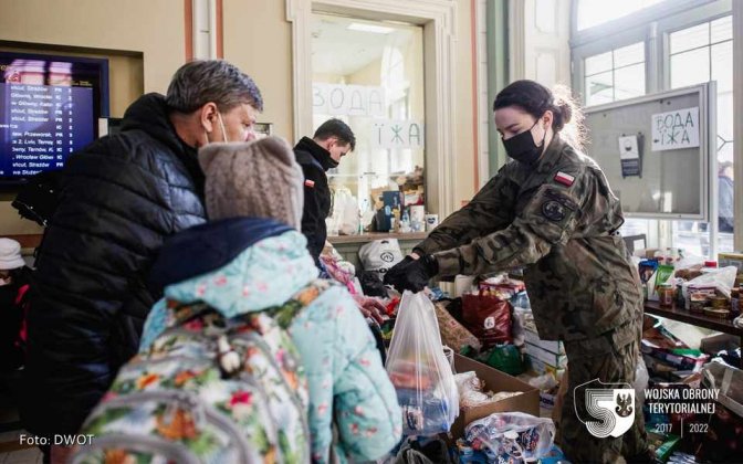 żołnierze wot pomagają ukraińcom 12