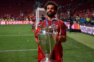 mohamed,salah,of,liverpool,celebrates,with,the,trophy,after,winning