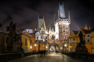 praga most karola noc