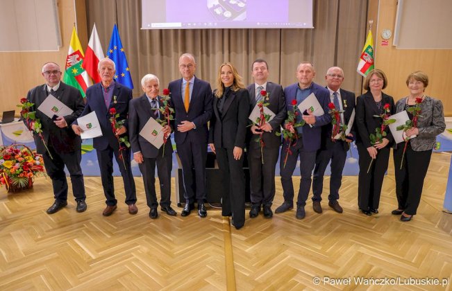 Podczas IV sesji Sejmiku wręczono "Odznaki Honorowe za Zasługi dla Województwa Lubuskiego".